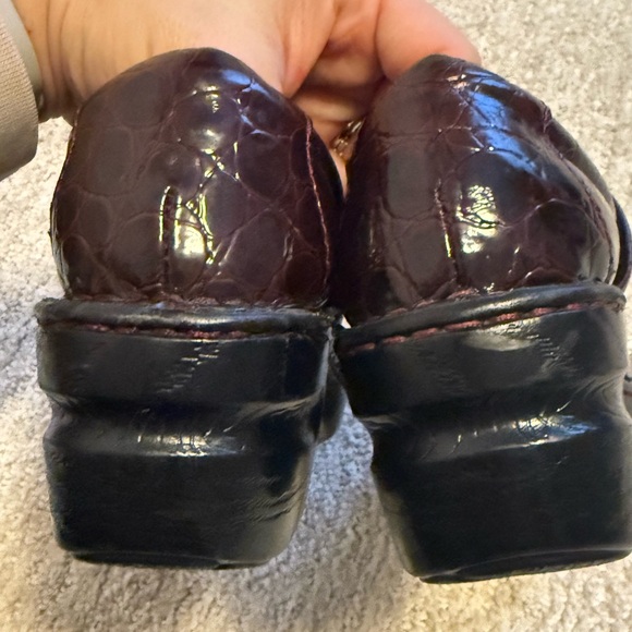 b.o.c Born Burgundy Faux Leather Croc Reptile Closed Back Clogs Size 7.5 Slip On - Picture 7 of 10